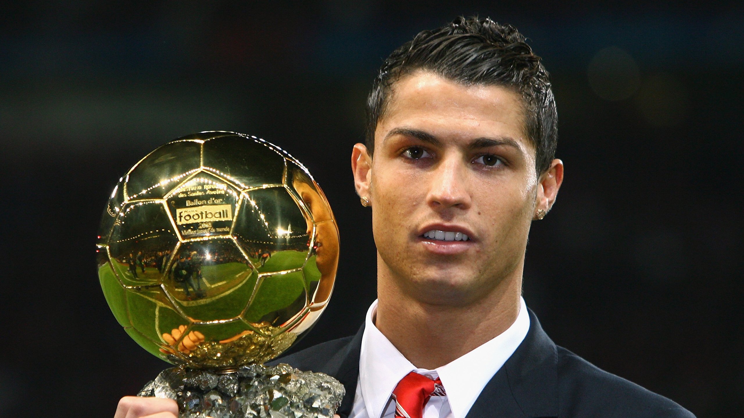 吉尔吉斯斯坦蝶泳选手节奏精准有力，吉尔吉斯坦摔跤手